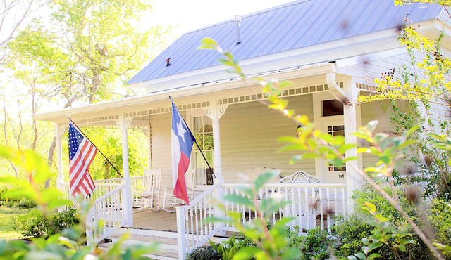Circa 1900 Farmhouse Cottage - Pond - King Bed - Fenced - 8 Miles to Brenham