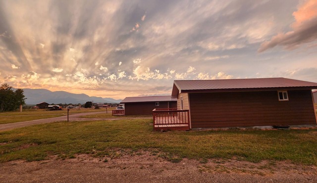 Circle R Cabin 2, Private Ranch, Mountain Views