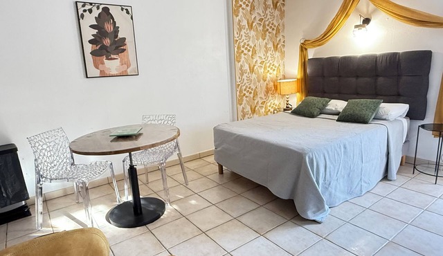 Cité Paoline - Quiet Escape with Terrace Parking & Wi-Fi