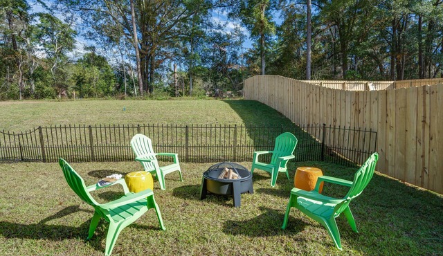 Citrus Cottage: Comfy - Hwy 10 - Peaceful Retreat