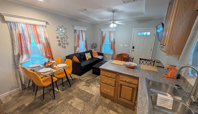 Citrus Lodge. 70" TV.Full kitchen, Private Patio, Quiet area, 2 Car Free Parking