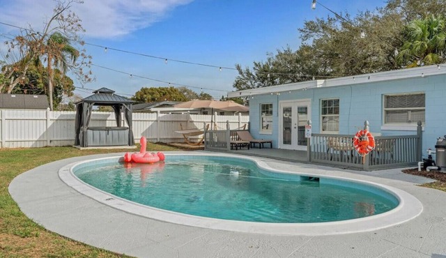 Citrus Oasis: 4BR Pool Home