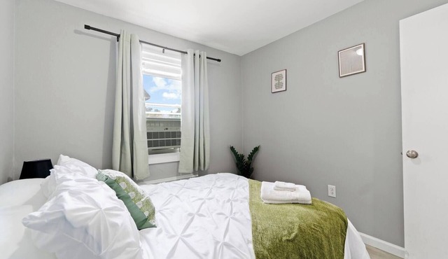 City 1BR Apartment | Downtown Location & Parking