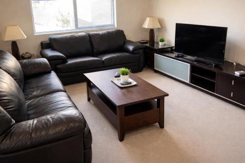 City 3BR 3 Ensuite Townhouse Parking Balcony