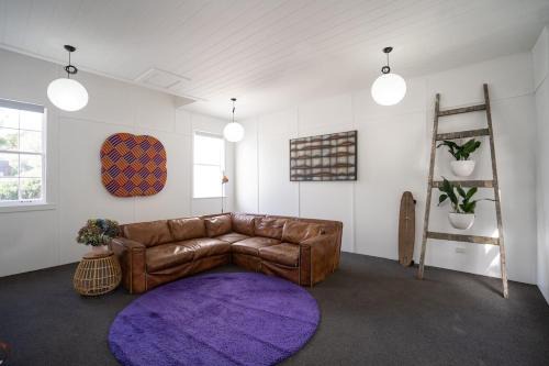 City Apartment - Steps to Cafés, Galleries & Coast