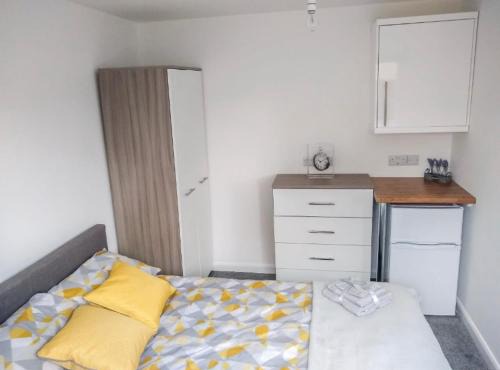 City breaks Corby Double en-suite room in shared fully equipped cosy house for long & short stays