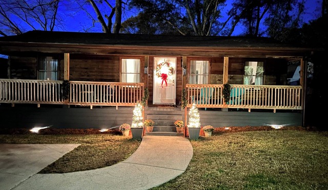 City cabin, 2-bedroom house with 2 full beds, custom shower, in Lincolnton.