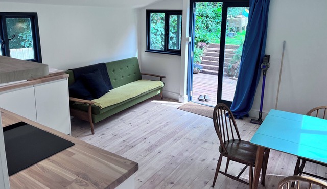 City Cabin w/ Cathedral Views, Private Deck/garden & Green Lane Walks to Pubs