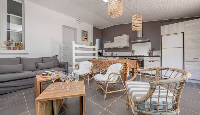 City center patio apartment 100m from the beach