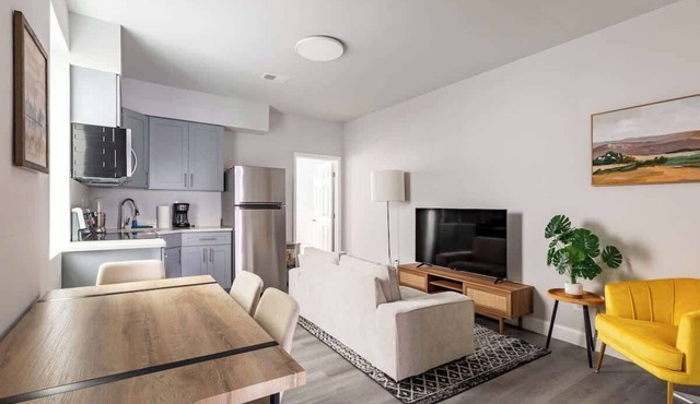 City Center -2 Queens 1 Twin Bed | GlobeNest
