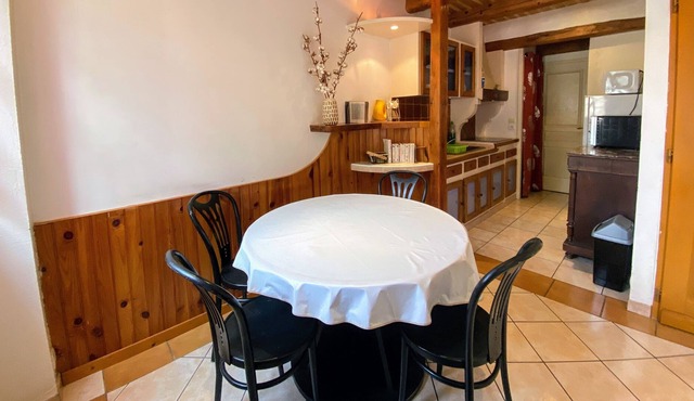 City center apartment with wifi, balcony and patio