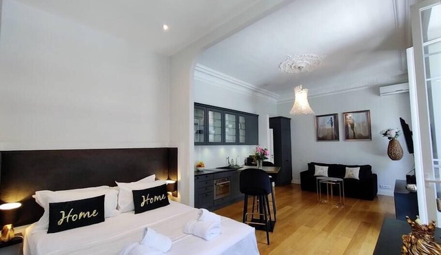 City Center, chic studio for 2-4, balcony, AC