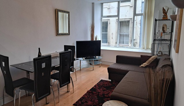 City-center Flat Sleeps 4 with Balcony