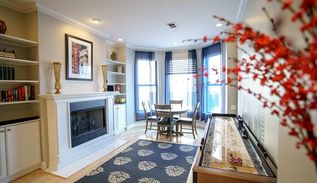 City Center, River North Condo HUGE 3BR, Patio, Parking(2x)