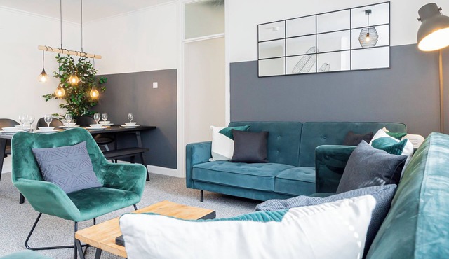 City Centre 3-Bed Apartment – Sleeps up to 8 guests, with NCP car park next door (pay for parking). Walking distance to the Mayflower Theatre, shops, and transport. Ideal for families, groups, or business stays.