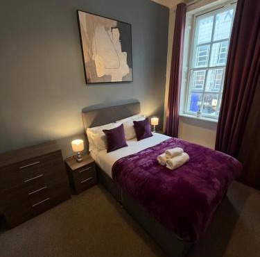 City Centre 4 Bedroom Apartment with Terrace Sleeps 10 by StaySavvy Accommodation