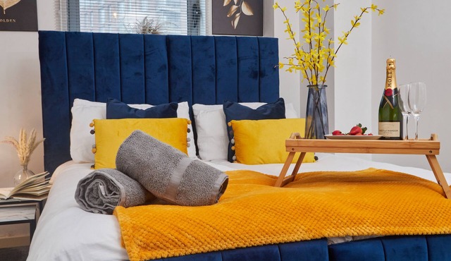 City Centre - 4 Beds Apt w/Balcony - FREE Parking & WiFi