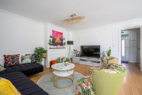 City Centre House - 5 bedrooms - sleeps 9 - parking