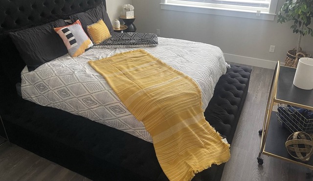 City Centre | Memorial City Cozy Minimal Chic Space ! — 15 minutes from Downtown