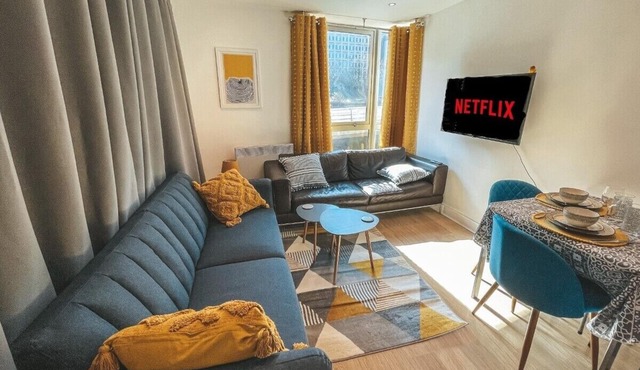 City Centre Studio, Comfy Bed beside New St Station by StayByNumbers