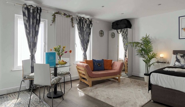 City Centre Studio Apartments (Stoop)-Short Stays UK Ltd