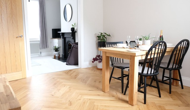 City centre walking, free Parking, private courtyard, Cleveland Victorian Housen