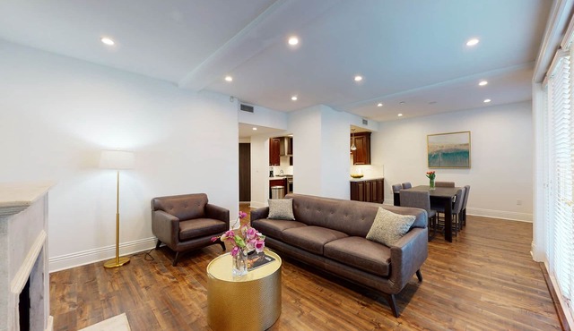 "City Chic, Cozy, Luxurious New Condo Beverly Hills Adjacent"