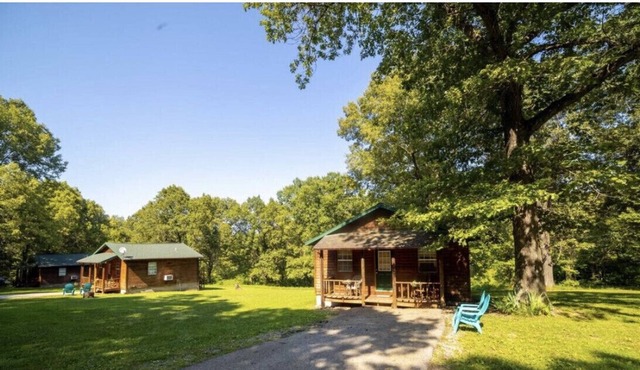 “City Close and Country Quiet” Lovely Little Cedar Cabin on 18 Acres!