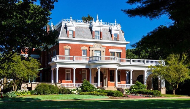 City Convenience: Free Parking, Pets Allowed, Near Northern Illinois University!