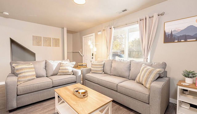 City Convenience, Mountain Vibes – 3BR/2BA Getaway!