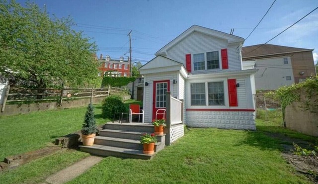 City Cottage with Yard Sleeps 8