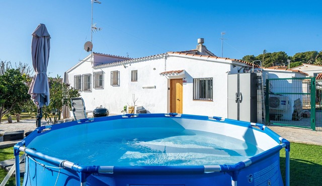 City Escape Apartment with Private Pool, Garden & Wi-Fi