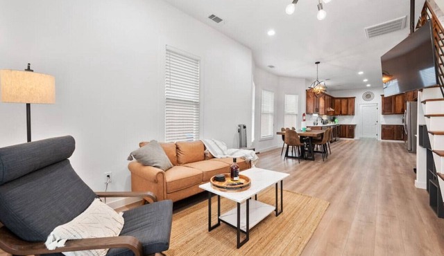 City Escape Away from Home - 5 Mins from Downtown