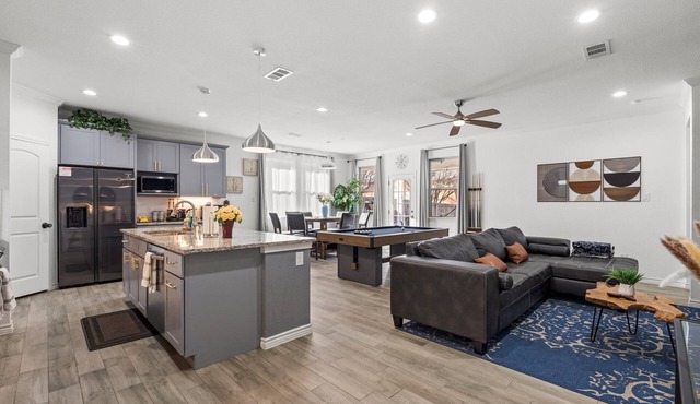 City Escape: Contemporary Home Mins from Six Flags and Stadiums.