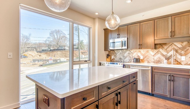 City escape near downtown with rooftop deck, gas grills, WiFi & private balcony