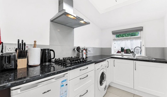 City Escape: Sleek and Comfy 3 BR House w/Garden