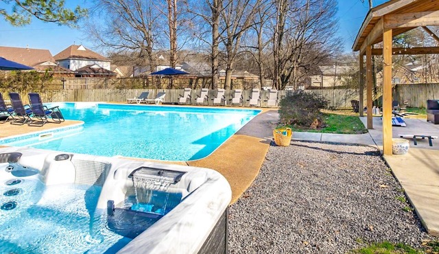 City escape w/heated pool and outdoor fun