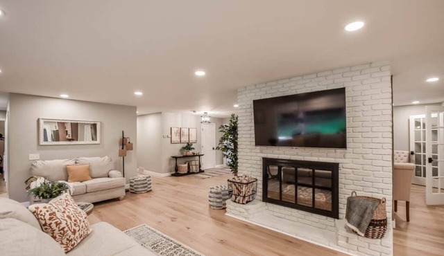 City estate offering privacy & seclusion near many attractions