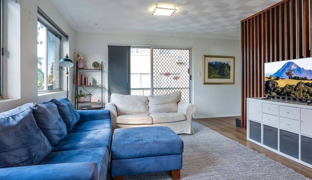 City Fringe Retreat Parkland Views Walk to Everything!