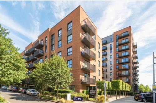City Gateway Apartment - Green Quarter Southall Retreat