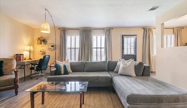 City Haus: Stylish home with King and Wifi 5 minutes to Q2 Stadium, Domain