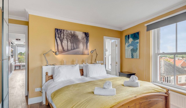 City Heights View with Rooftop Garden & Views