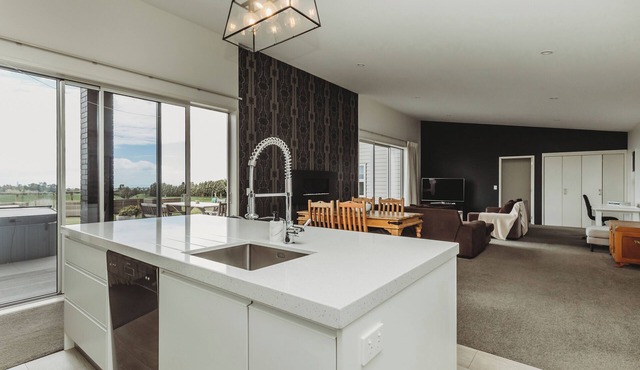 City Hideaway - New Plymouth Holiday Home