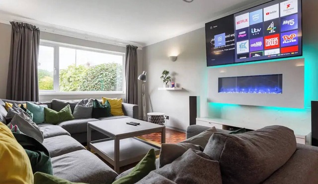 City home with parking and garden- pet friendly