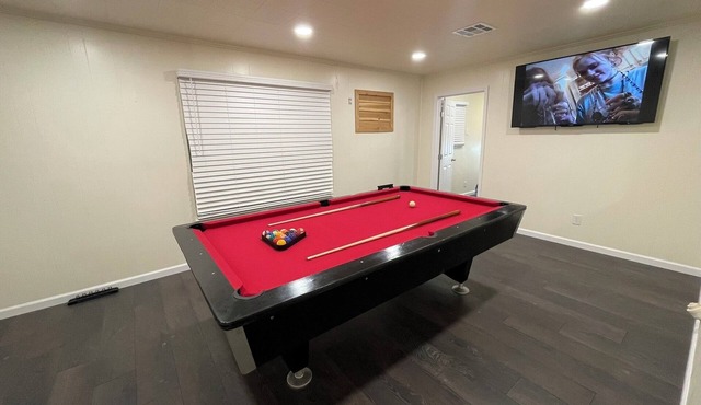 City Hub: 4 Beds with Pool Table & TVs in Bedrooms, Heart of Med Center