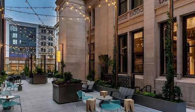 City Lights and Comfortable Nights in Philly! Pets Allowed, Onsite Parking!