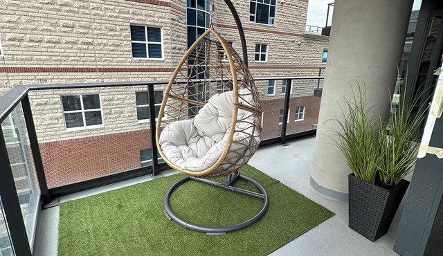 City Lights & River Sights 2BR, AC, XL Patio, Gym