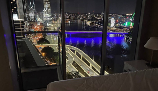 City Living - Brisbane River-View 2 bedroom Apt.