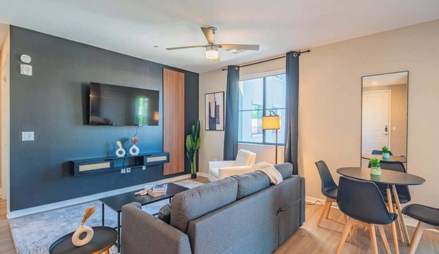 City Living | Gym, Pool, W/D, Parking. Sleeps 5