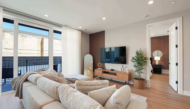 City Living! Modern 2BD 2BA Condo in Tri Taylor